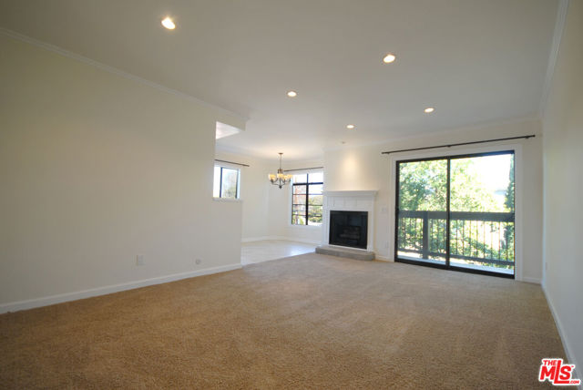 13021 Moorpark Street, Studio City CA: https://media.crmls.org/mediaz/622b80a1-0f13-4e16-bced-f17a83b31cb3.jpg