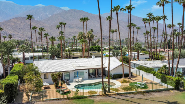 2598 S Camino Real, Palm Springs CA: https://media.crmls.org/mediaz/622bc892-feed-428c-bc4a-b5c0074fd063.jpg