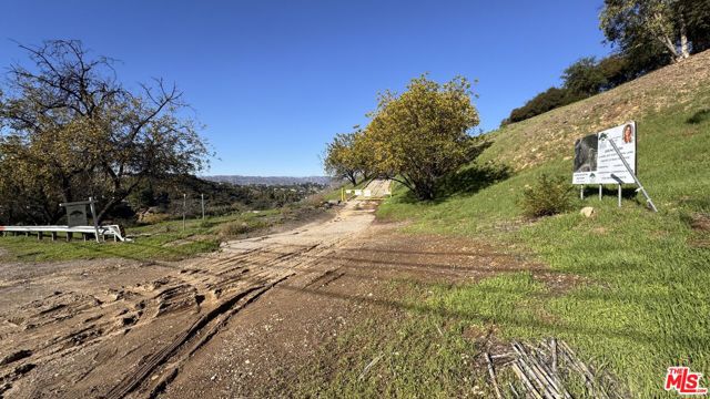 1 N Topanga Canyon Boulevard, Woodland Hills CA: https://media.crmls.org/mediaz/622ca768-b443-4a72-8396-d327274170e2.jpg