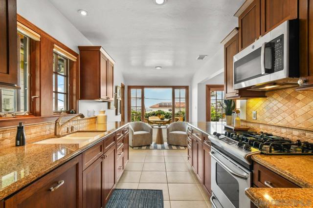 1250 Willow St, San Diego CA: https://media.crmls.org/mediaz/622cc71a-458f-4b85-b09a-3c59a26f6d24.jpg
