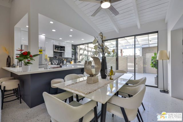 833 N Calle De Flora Vista, Palm Springs CA: https://media.crmls.org/mediaz/622d10e9-8d32-4a3f-8082-bc31b9b7ca50.jpg