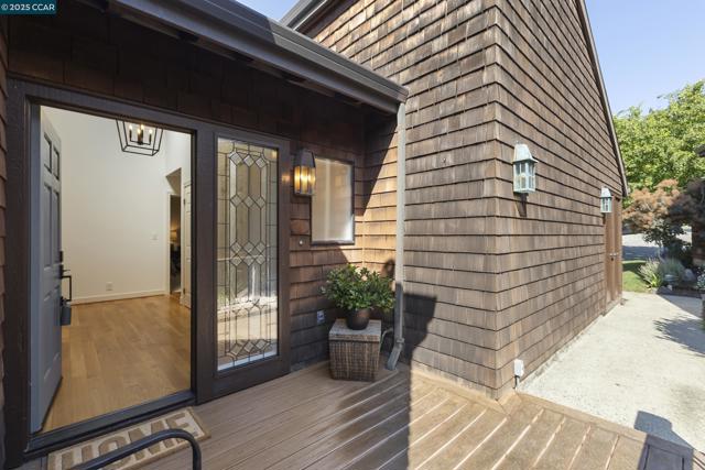 25 Watchwood Ct, Orinda CA: https://media.crmls.org/mediaz/622d408b-d3e6-498f-8393-4575bb5575a4.jpg