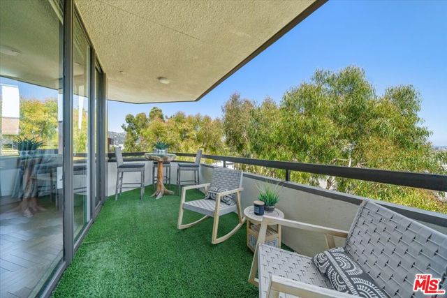 300 N Swall Drive, Beverly Hills CA: https://media.crmls.org/mediaz/622d6326-97a7-4e4e-916a-ca9d6f28574f.jpg