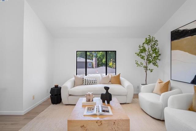 824 14th Ave, Menlo Park CA: https://media.crmls.org/mediaz/622d78ff-af87-4a7f-b7ca-888041360693.jpg