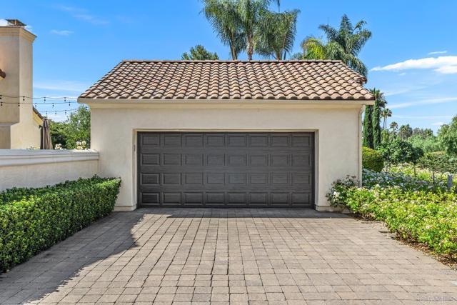 3433 Western Springs Rd, Encinitas CA: https://media.crmls.org/mediaz/622e68c7-4539-4d25-95ee-6db7b7c86609.jpg