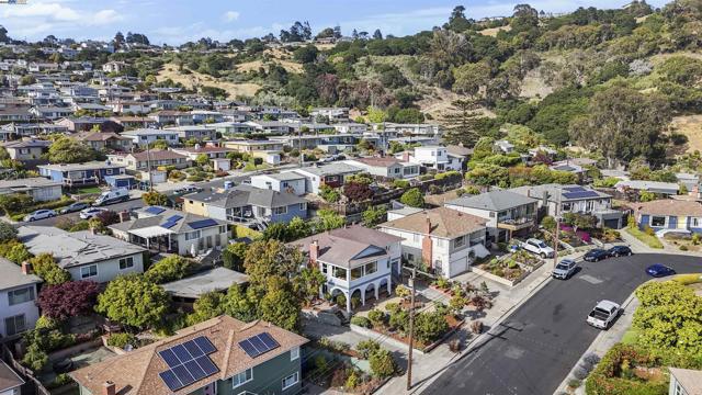 1748 Wesley Ave, El Cerrito CA: https://media.crmls.org/mediaz/622f995f-d2fd-4809-b88c-6553ff585c19.jpg