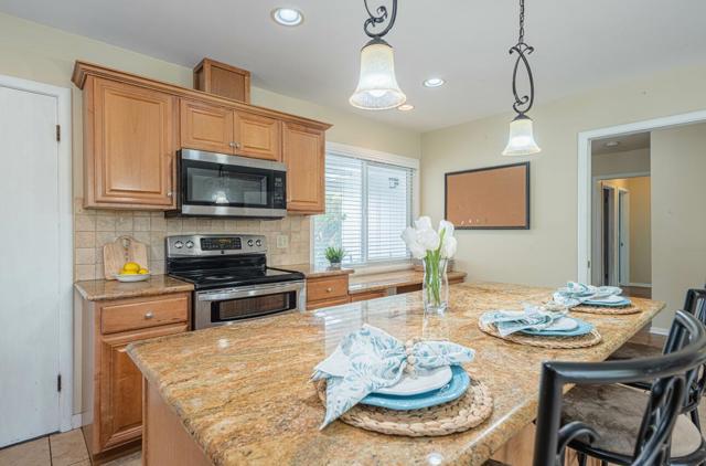 914 Junipero Way, Salinas CA: https://media.crmls.org/mediaz/622fc0da-4739-44a5-a439-5ddb6a557d28.jpg