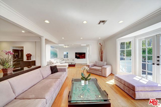 660 S Gretna Green Way, Los Angeles CA: https://media.crmls.org/mediaz/62314f27-578f-4969-baa4-b92e008e8234.jpg