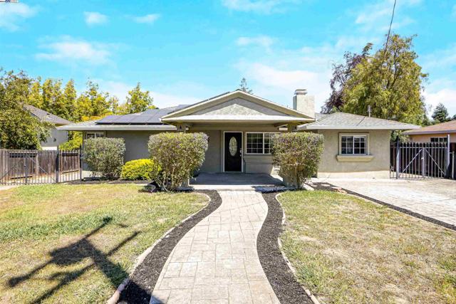 17526 Parker Rd, Castro Valley CA: https://media.crmls.org/mediaz/6231a0fa-07c9-4e24-bda5-118759c94b34.jpg