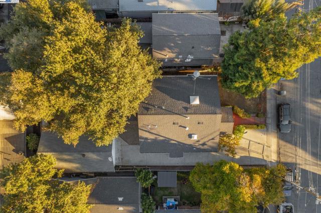 2825 Marlborough Avenue, Redwood City CA: https://media.crmls.org/mediaz/62326e4d-8158-4716-88f4-c2683a09357a.jpg