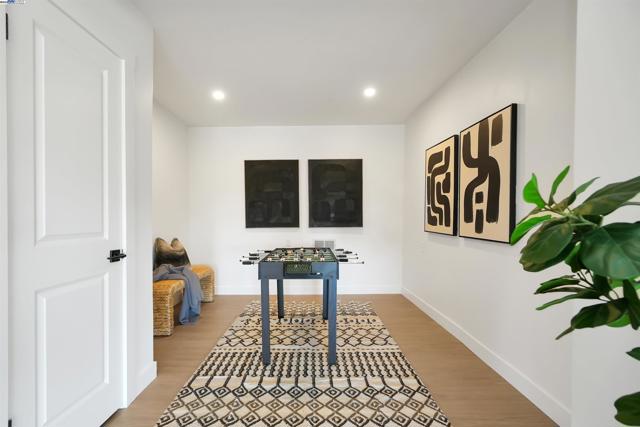 102 Castlewood Dr, Pleasanton CA: https://media.crmls.org/mediaz/623271f9-db68-4640-bfc0-69bc6bbbb5de.jpg