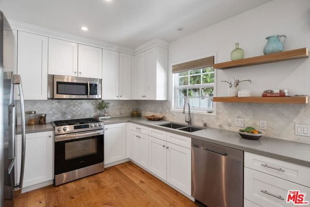 3627 Veteran Avenue, Los Angeles CA: https://media.crmls.org/mediaz/6232d4ac-be44-42ec-8bc5-7afded5bb7d6.jpg