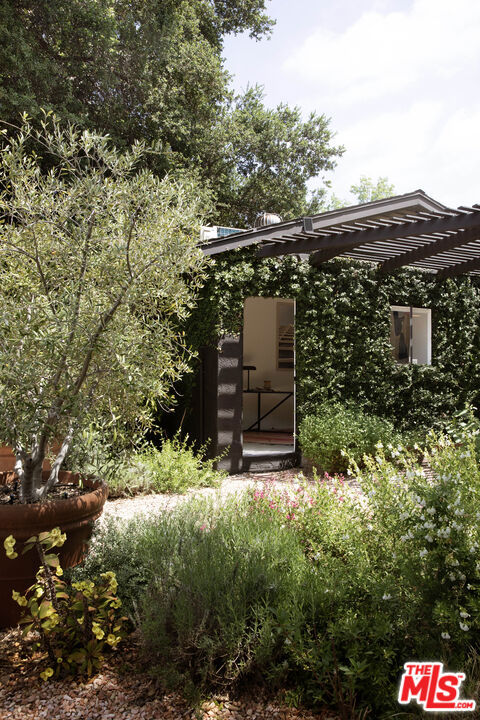 8427 Oswego Street, Sunland CA: https://media.crmls.org/mediaz/623326bd-1472-40f3-88dc-4729cfda1b93.jpg