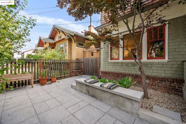 485 Hardy St, Oakland CA: https://media.crmls.org/mediaz/62336540-c152-49d4-9d26-5737a0117d7f.jpg