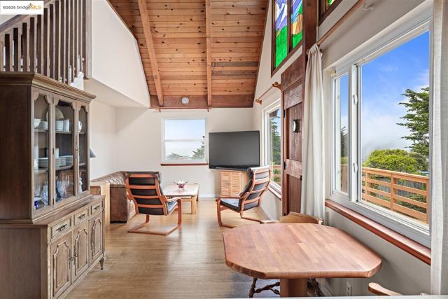 1400 Audubon AVE, Montara CA: https://media.crmls.org/mediaz/6233c882-b266-4a03-afaf-b728670e6a5d.jpg