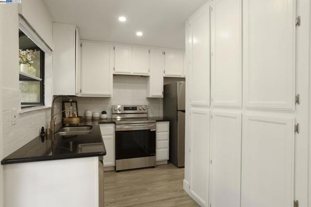 7650 Arbor Creek Cir, Dublin CA: https://media.crmls.org/mediaz/62341eab-2fef-41bf-936d-9b9e793fccf9.jpg