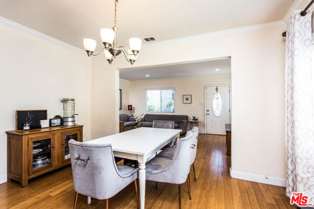 4504 Maplewood Avenue, Los Angeles CA: https://media.crmls.org/mediaz/62352b5f-8976-4878-a80e-c937a4bfa6be.jpg