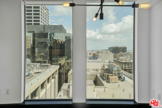 655 S Hope Street, Los Angeles CA: https://media.crmls.org/mediaz/6235591d-ca3c-4b8b-acf6-87ccf2b31f35.jpg