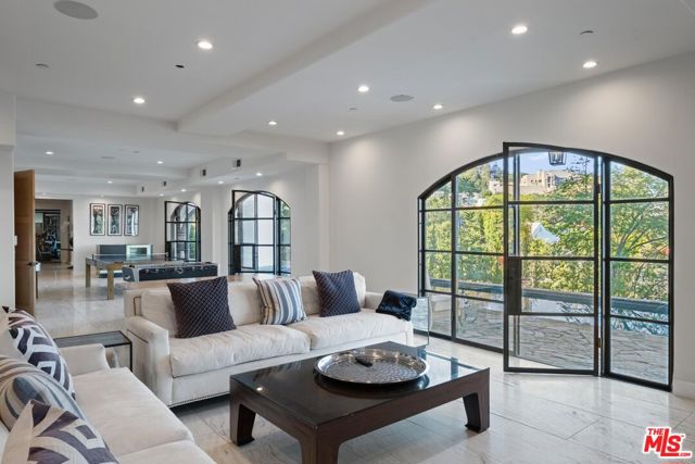 4733 Bonvue Avenue, Los Angeles CA: https://media.crmls.org/mediaz/62356289-a1ba-4323-a31a-a290844f341d.jpg