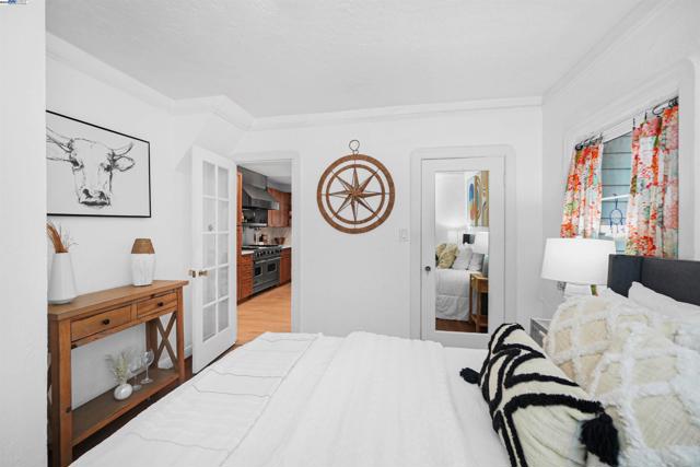 3908 Archmont Pl, Oakland CA: https://media.crmls.org/mediaz/62359f44-d8ce-4dff-a80c-8c63ae55ada3.jpg