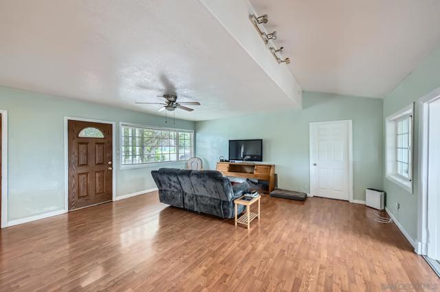 2535 Corona St, Lemon Grove CA: https://media.crmls.org/mediaz/6236796c-f47f-4e0a-9a4f-6108f7dd0cd5.jpg