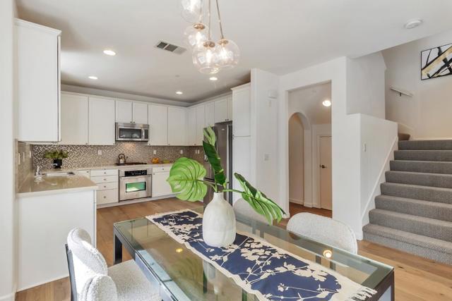636 Bair Island Road, Redwood City CA: https://media.crmls.org/mediaz/62368366-c324-4219-b662-50e465b892b7.jpg