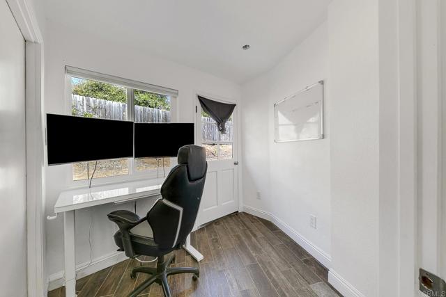 929 Chumash Trail, Vista CA: https://media.crmls.org/mediaz/6236d8f2-7f63-45b3-890a-d2799062d290.jpg