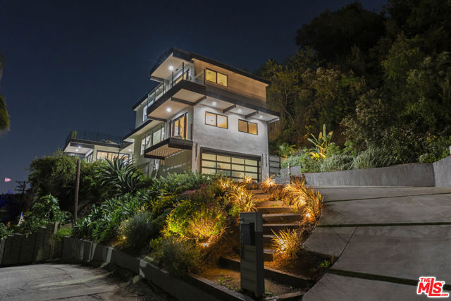 7308 Pacific View Drive, Los Angeles CA: https://media.crmls.org/mediaz/6236ffca-a40f-4f28-baf5-86aee520be36.jpg