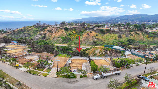 595 Radcliffe Avenue, Pacific Palisades CA: https://media.crmls.org/mediaz/6237009a-00b4-48e9-9cd4-2b2c7dadc6ee.jpg