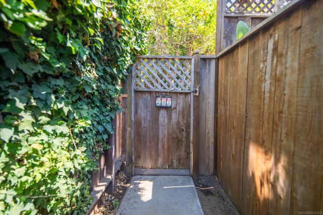 241 243 F Avenue, Coronado CA: https://media.crmls.org/mediaz/6237d301-a35d-4e19-ad37-1145f6ecd142.jpg