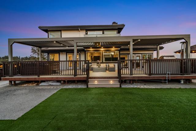 11550 Skyline Boulevard, Oakland CA: https://media.crmls.org/mediaz/6237ee42-2034-425d-af15-d19a93244d49.jpg