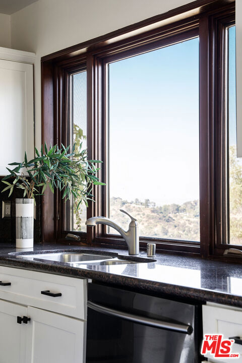 2125 Kew Drive, Los Angeles CA: https://media.crmls.org/mediaz/62383c73-0e43-4bcb-a107-764ace4eaf61.jpg