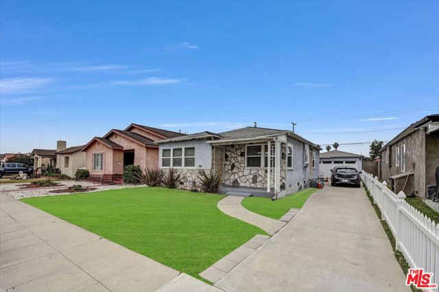 2463 Easy Avenue, Long Beach CA: https://media.crmls.org/mediaz/623843cb-003b-4114-a65f-5aca7ead61a2.jpg