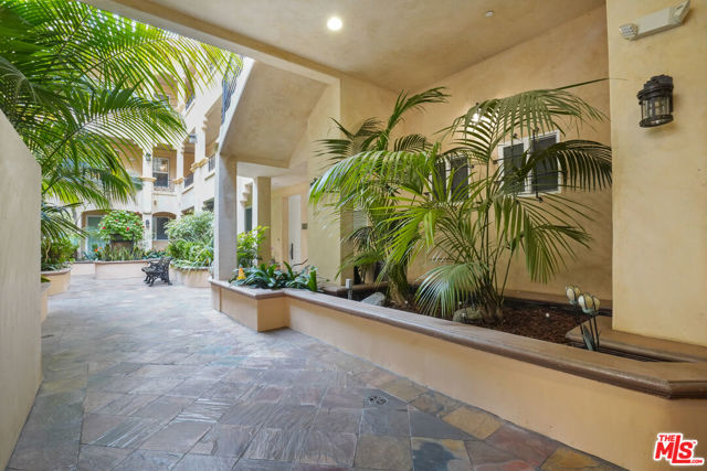 16123 W Sunset Boulevard, Pacific Palisades CA: https://media.crmls.org/mediaz/623890a7-7433-4887-8da6-857584ca8f29.jpg