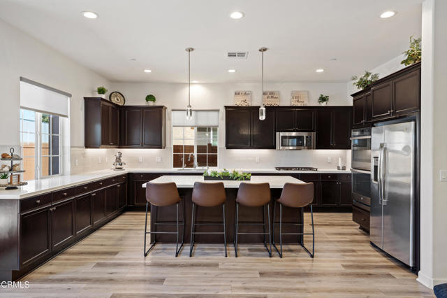 1521 Thorpe Trail, Oxnard CA: https://media.crmls.org/mediaz/6238ae96-45ad-4aa4-a01b-638dae92dd66.jpg