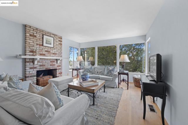 2821 Erin CT, Richmond CA: https://media.crmls.org/mediaz/6239aa44-1324-4921-a4e1-d94cec23cca7.jpg