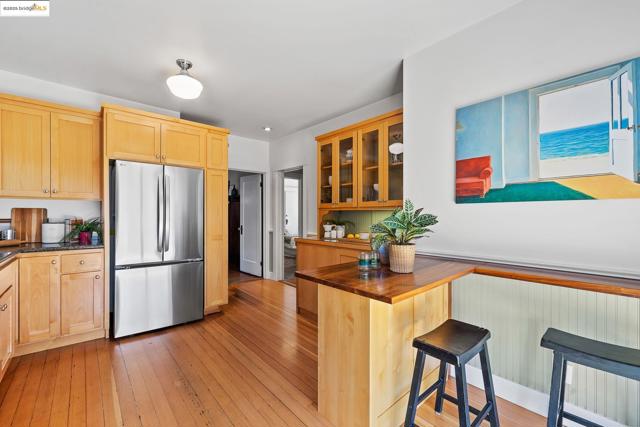 393 43Rd St, Oakland CA: https://media.crmls.org/mediaz/6239caec-7326-4cc4-a6a5-d0077444d96d.jpg