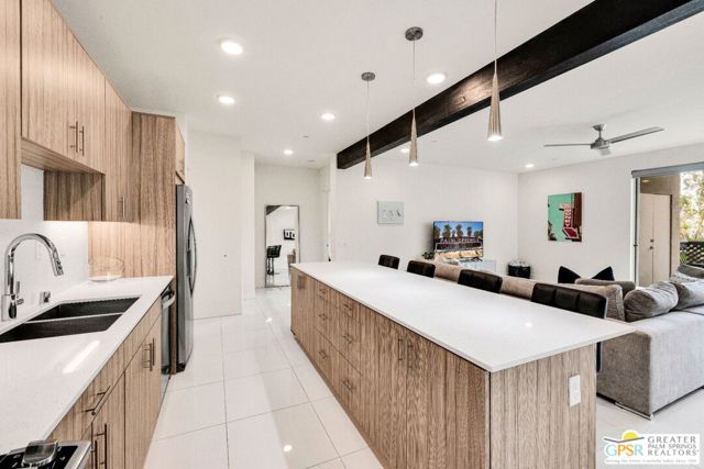 173 The riv, Palm Springs CA: https://media.crmls.org/mediaz/623a2688-fb0d-4012-8bcd-36b395de74d5.jpg
