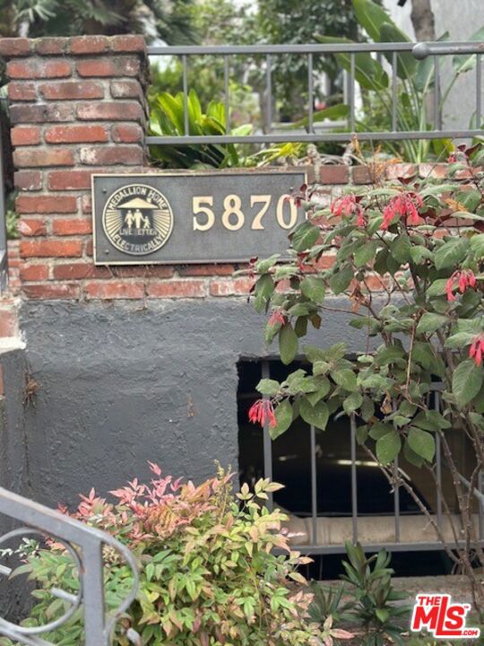 5870 Green Valley Circle, Culver City CA: https://media.crmls.org/mediaz/623a3a77-0cf4-4d0b-af75-f0c4f8dc53c4.jpg