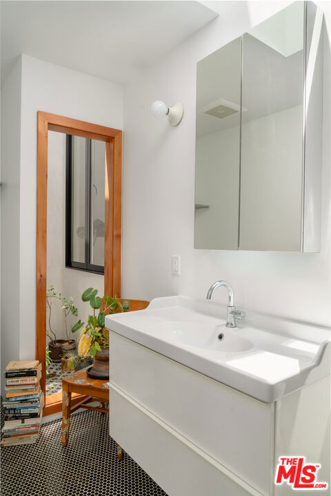 630 N Alta Vista Boulevard, Los Angeles CA: https://media.crmls.org/mediaz/623a555b-82ae-4ab3-8fec-c8a144e493a0.jpg