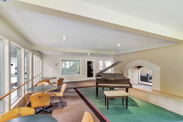 291 Tradewinds Dr, San Jose CA: https://media.crmls.org/mediaz/623af78e-9f1a-4316-9521-ae7aff463674.jpg