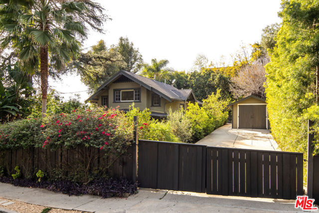 1741 Golden Gate Avenue, Los Angeles CA: https://media.crmls.org/mediaz/623ccbaa-ec68-4136-9e66-9ed875302301.jpg