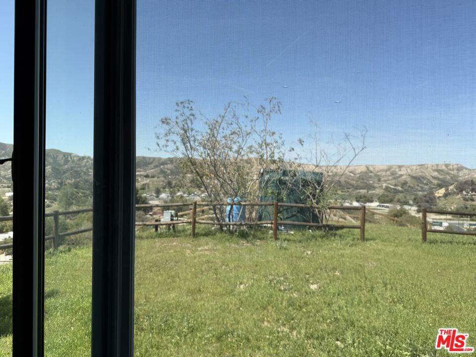 https://media.crmls.org/mediaz/623d5db6-bae1-466a-ba51-b9500bd12b2b.jpg?preset=X-Large