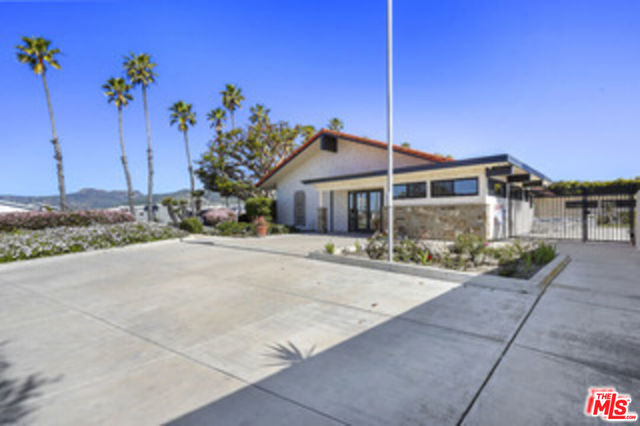 29500 Heathercliff Rd, Malibu CA: https://media.crmls.org/mediaz/623d921a-7603-454c-b986-a81c9c5979a9.jpg