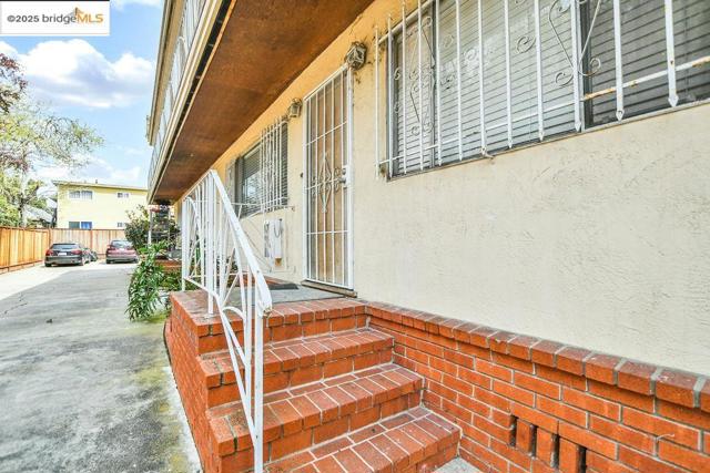 3300 Brookdale Ave, Oakland CA: https://media.crmls.org/mediaz/623ded7b-3d40-4e35-854e-206dbce2d1a3.jpg