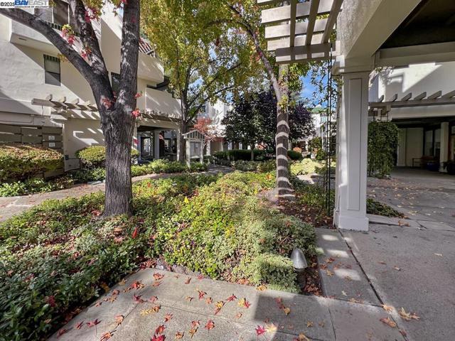 91 Gregory Ln #8, Pleasant Hill CA: https://media.crmls.org/mediaz/623e3bee-ca2b-454a-a086-baacd89ac025.jpg