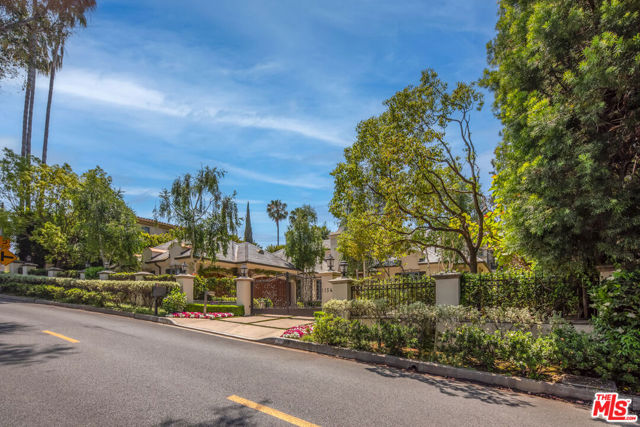 1154 Summit Drive, Beverly Hills CA: https://media.crmls.org/mediaz/623e806a-3c69-4a43-b336-0df55ef288ca.jpg