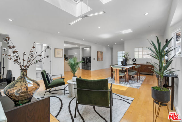 321 S Linden Drive, Beverly Hills CA: https://media.crmls.org/mediaz/623f83b5-fdeb-4f05-908b-5583ad891767.jpg