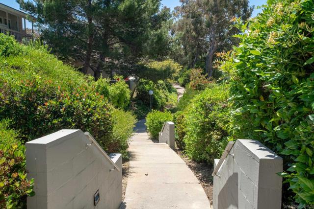 2207 Caminito Cabala, La Jolla CA: https://media.crmls.org/mediaz/623fd982-4aef-4640-a858-582678aae03e.jpg