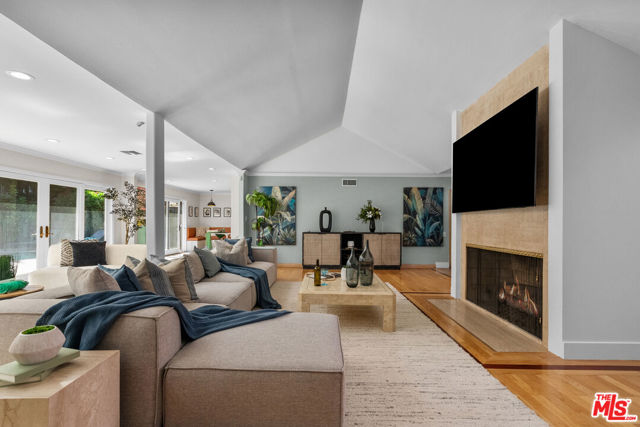 2103 N Hobart Boulevard, Los Angeles CA: https://media.crmls.org/mediaz/624171fa-c3a5-4811-b685-9cf9b1dd9947.jpg